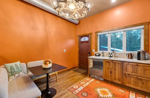Victor House | Dog Friendly 5 Acre- Sunset Deck, Sleeps 16