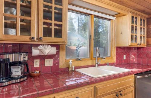 Sunriver House | Dog Friendly, across from tubing/SHARC, Nectar bed