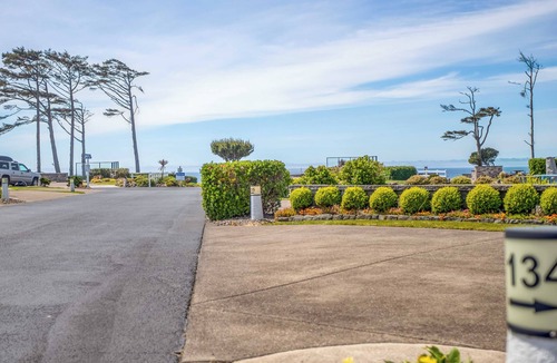 Agate Beach RV Rental | Dog Friendly, Available with 50AMP, 30AMP, Water and Sewer hook up's, WiFi