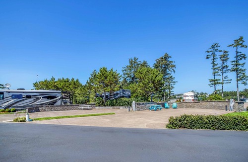 Agate Beach RV Rental | Dog Friendly, Available with 50AMP, 30AMP, Water and Sewer hook up's, WiFi