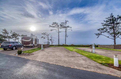 Agate Beach RV Rental | Dog Friendly, Available with 50AMP, 30AMP, Water and Sewer hook up's, WiFi