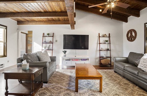McCall House | DOG Friendly Cabin Great for Families & Couples! Private Hot Tub, Fenced Yard, + 2 KING BEDS!