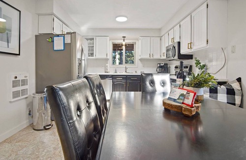 McCall House | DOG Friendly Cabin Great for Families & Couples! Private Hot Tub, Fenced Yard, + 2 KING BEDS!