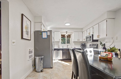 McCall House | DOG Friendly Cabin Great for Families & Couples! Private Hot Tub, Fenced Yard, + 2 KING BEDS!