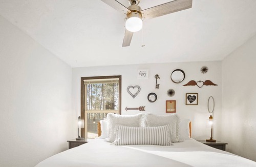 McCall House | DOG Friendly Cabin Great for Families & Couples! Private Hot Tub, Fenced Yard, + 2 KING BEDS!