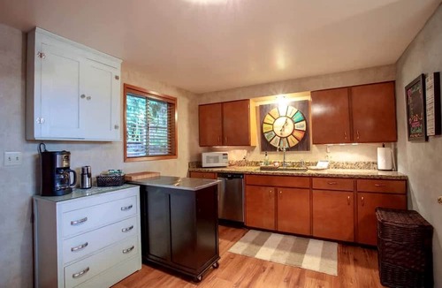 Sagle Cabin | Dog Friendly Cabin on Lake Pend O'reille with Hot Tub and Lakefront Views, Perfect for a Family Retreat on the Lake