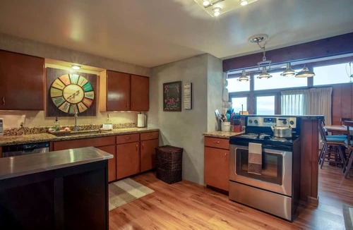 Sagle Cabin | Dog Friendly Cabin on Lake Pend O'reille with Hot Tub and Lakefront Views, Perfect for a Family Retreat on the Lake