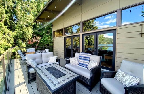 Sagle Cabin | Dog Friendly Cabin on Lake Pend O'reille with Hot Tub and Lakefront Views, Perfect for a Family Retreat on the Lake