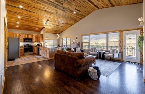 Wapiti Cabin | Dog-Friendly Cabin with Panoramic Mountain Views in Wyoming