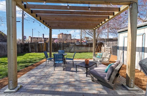 Boise Condo | DOG FRIENDLY Charmer! IDEAL Spot to Explore via Bikes(2) to Downtown, Greenbelt, River & Hyde Park!