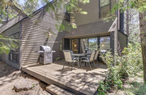 Overlook Park Condo | Dog-friendly condo with 6 SHARC passes & great golf course views