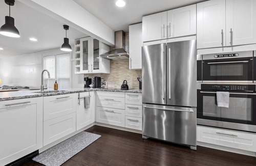 North End House | DOG FRIENDLY! EPIC Hyde Park Location! Remodeled 1940 Bungalow w/TV's Galore!