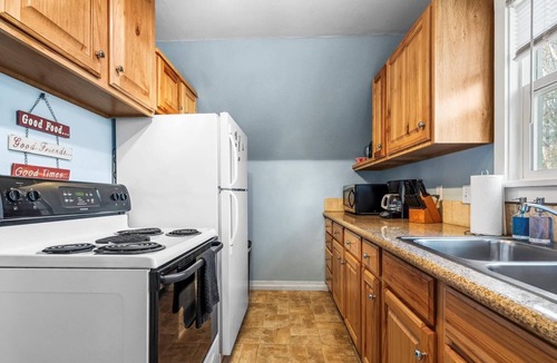 North End House | DOG FRIENDLY & EPIC Location! Walk 2 Blocks to Hyde Park | Cozy Up by the Fireplace!