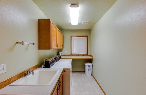 Rockford Bay House | Dog-Friendly Family Getaway with Two Canoes, Rec Room & Lake Access Nearby