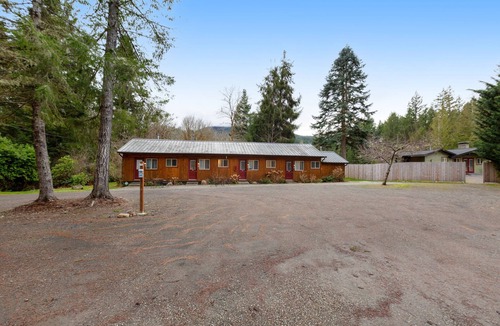 Quilcene Apartment | Dog-friendly hiker's studio with mountain views & fast WiFi