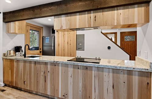 Overlook Park House | Dog-Friendly Home, Hot Tub, SHARC Passes, WiFi, Fireplace, remodeled Kitchen!