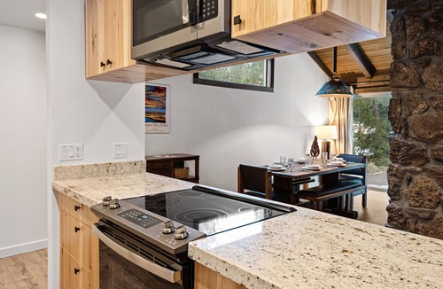 Overlook Park House | Dog-Friendly Home, Hot Tub, SHARC Passes, WiFi, Fireplace, remodeled Kitchen!