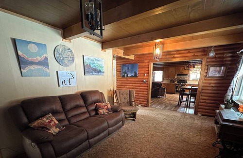 Klamath Falls Cabin | Dog-friendly Home with Hot Tub - Near Crater Lake National Park