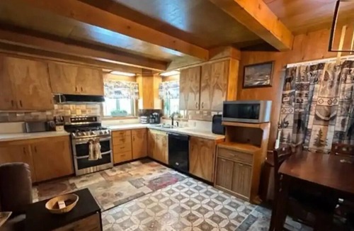 Klamath Falls Cabin | Dog-friendly Home with Hot Tub - Near Crater Lake National Park
