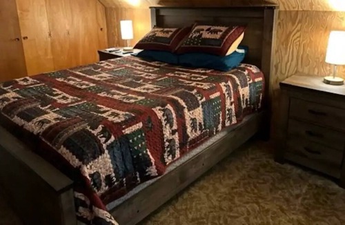 Klamath Falls Cabin | Dog-friendly Home with Hot Tub - Near Crater Lake National Park