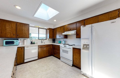 Greenbank House | Dog-friendly home with sound view, fireplace, pizza oven & hot tub