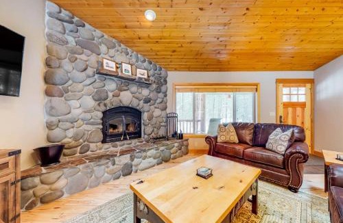 Three Rivers House | Dog-friendly home with central AC fireplace WiFi washer&dryer