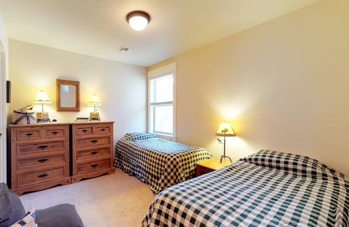 Sagewood House | Dog-friendly home with private hot tub, sauna, furnished patio & fenced yard