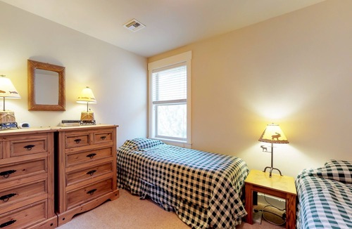 Sagewood House | Dog-friendly home with private hot tub, sauna, furnished patio & fenced yard