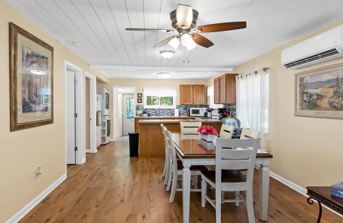 Pullman House | Dog-Friendly Idyllic Lakefront Home