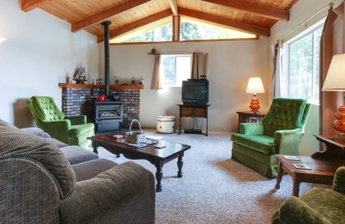 Hayden Lake Cabin | Dog-friendly lakefront cabin with water-view deck, gas grill, & private dock