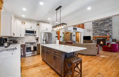 Cle Elum House | Dog-friendly lodge with hot tub, beautiful setting, Ping-Pong & air hockey