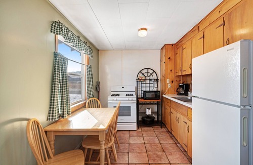 South Fork Cabin | Dog-friendly log cabin with WiFi, entertainment, easy ski access & on-site pool