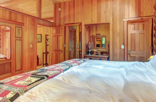Greenbank Cabin | Dog-Friendly Log Cabin Surrounded by Gorgeous Woodlands with Nearby Lake