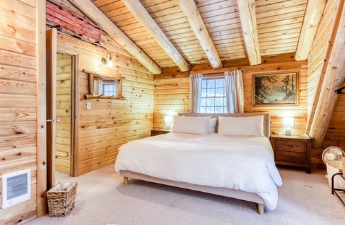 Three Rivers Cabin | Dog-friendly log cabin with a private hot tub, washer/dryer, full kitchen, deck