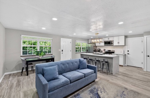 Milwaukie Apartment | Dog-Friendly Milwaukie Townhome | Creek Access