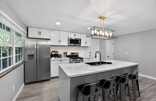 Milwaukie Apartment | Dog-Friendly Milwaukie Townhome | Creek Access