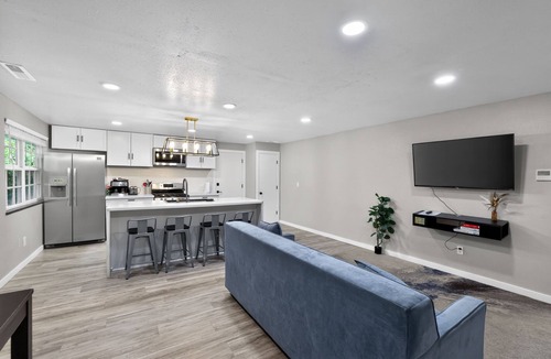 Milwaukie Apartment | Dog-Friendly Milwaukie Townhome | Creek Access
