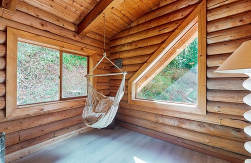 Mirrormont House | Dog-friendly mountain-view home with fireplace, deck, grill, streaming, & W/D
