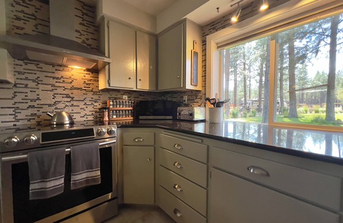 Sisters Cabin | Dog-Friendly Retreat w/Hot Tub & Forest Access