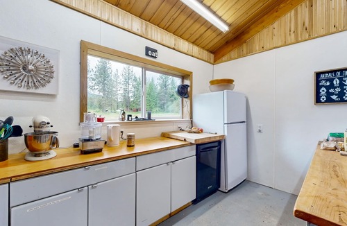 Northport Cabin | Dog-friendly secluded cabin with outdoor dining, grill, hammock, games, & W/D