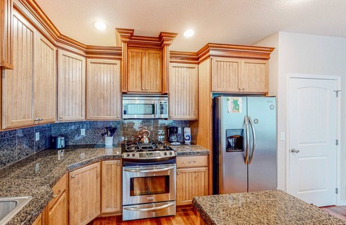 Agate Beach House | Dog-friendly sound-front cottage with fireplace, deck, lawn, beach access, & W/D