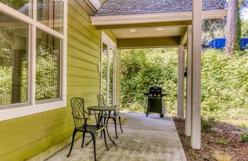 Stevenson House | Dog-friendly studio with river view patio grill & shared W&D