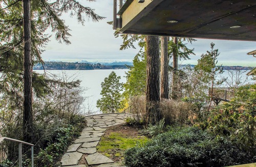Bainbridge Island House | Dog-Friendly Home on Bainbridge Island Bay
