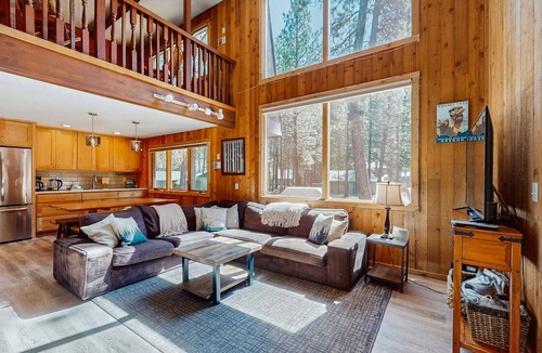 Black Butte Ranch Cabin | Dog-friendly cabin with pool, sauna, private hot tub, & great deck