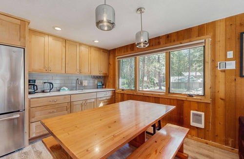 Black Butte Ranch Cabin | Dog-friendly cabin with pool, sauna, private hot tub, & great deck