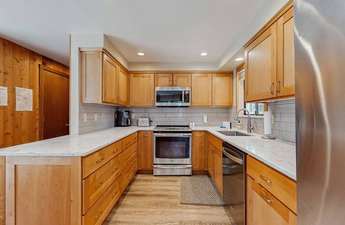 Black Butte Ranch Cabin | Dog-friendly cabin with pool, sauna, private hot tub, & great deck