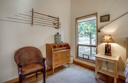 Black Butte Ranch Cabin | Dog-friendly cabin with deck, mountain views, pools, & hot tubs