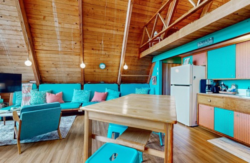 Gig Harbor Cabin | Dog-friendly waterfront escape with expansive deck, gas grill and gorgeous views