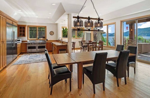 Ponder Point House | Dog Friendly Waterfront Estate - Sleeps 19