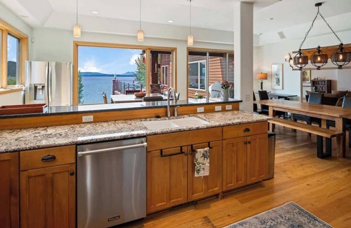 Ponder Point House | Dog Friendly Waterfront Estate - Sleeps 19